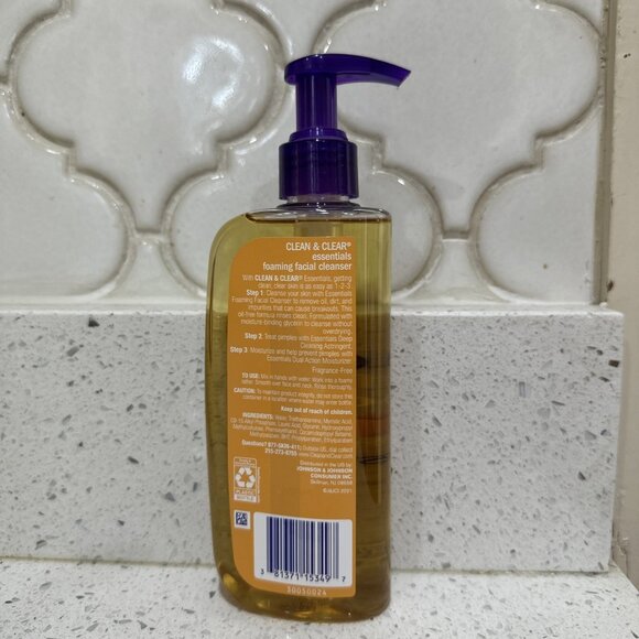 Clean & Clear Essentials Foaming Facial Cleanser OIL FREE 8oz ORIGINAL FORMULA - Picture 2 of 2